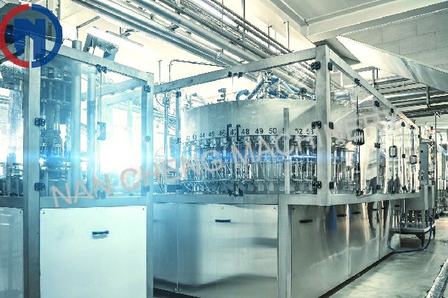 全自動(dòng)灌裝機(jī)三合一機(jī)(型號:XGF60-60-15)